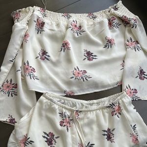 2 piece matching set. Off white with flowers